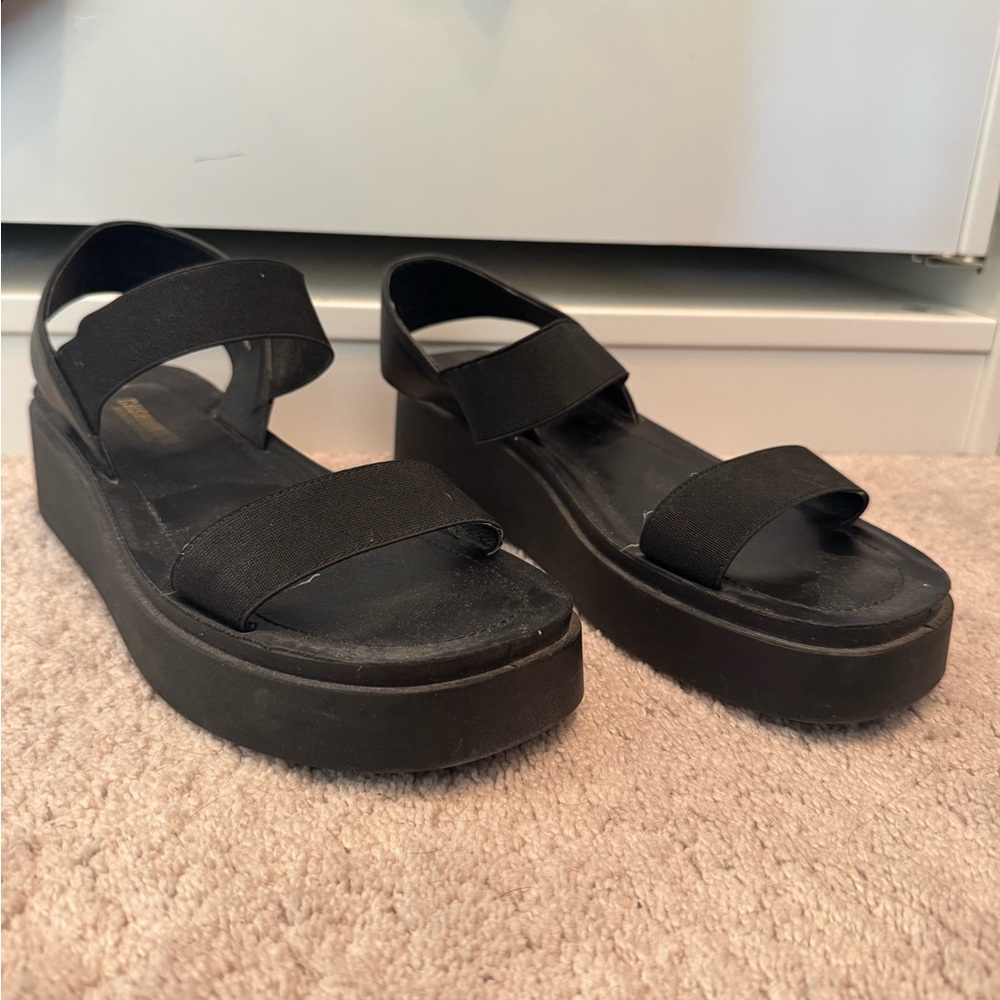 Cushionaire Pilar stretch platform sandal